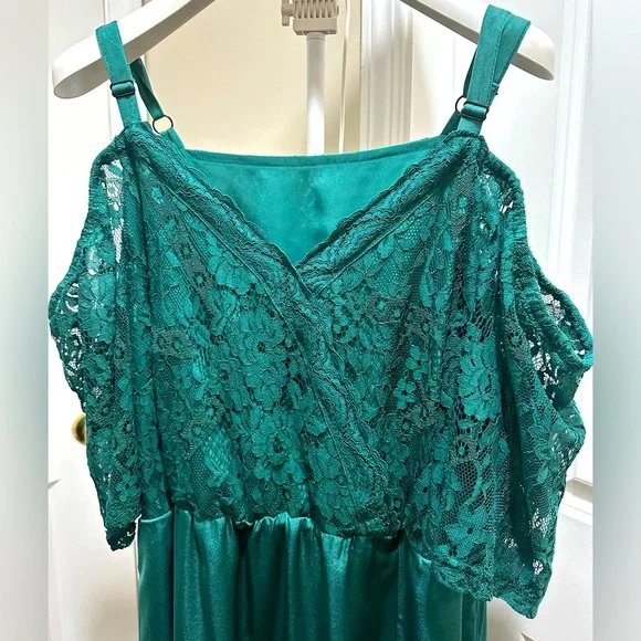 BloomChic Plus Size Guipure Lace Insert Cold Shoulder Split Party Dress - Picture 6 of 9